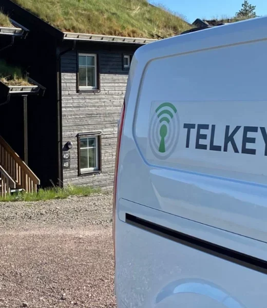 Telkey bil utanför en stuga