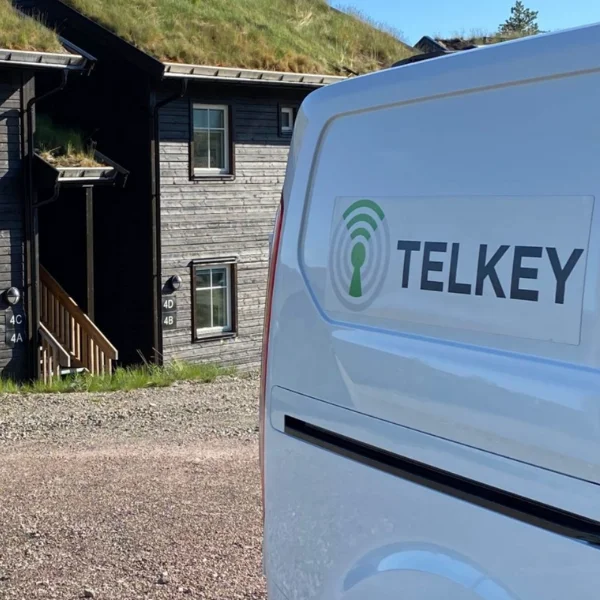 Telkey bil utanför en stuga